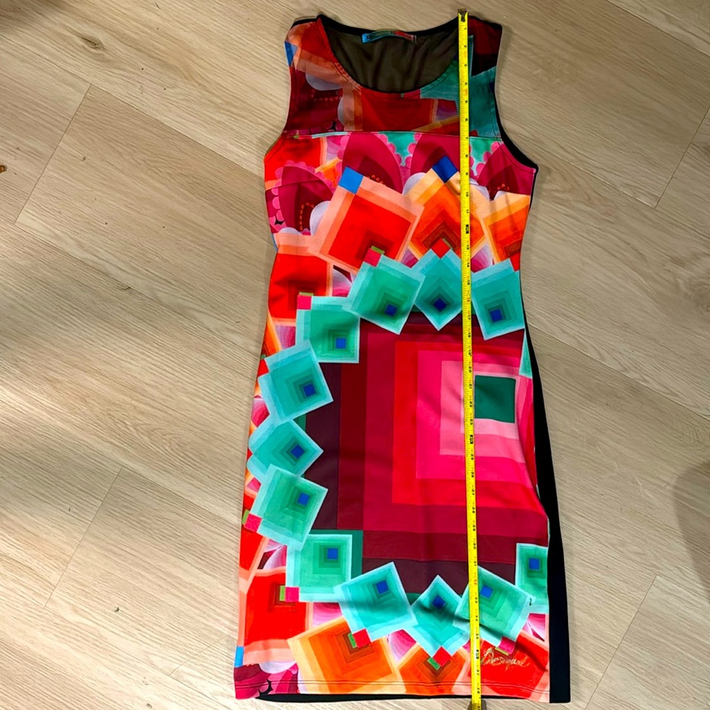 Residual slim-fitting dress, size medium.